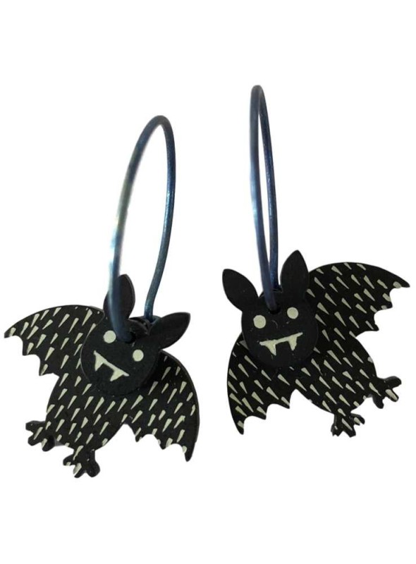 Örhängen av akryl och titan