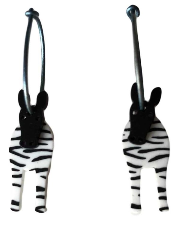 Örhängen av akryl och titan