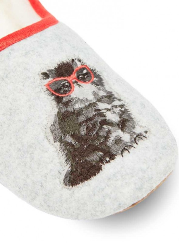 Tofflor filt med broderi av kat