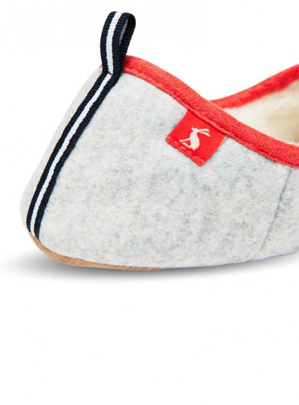 Tofflor filt med broderi av kat